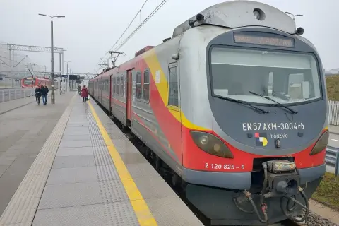 Pociąg EN57 AKM-3004rb z napisem "WARSZAWA" na stacji. Sprawdź rozkład jazdy Nowy Dwór Mazowiecki, aby zaplanować podróż.
