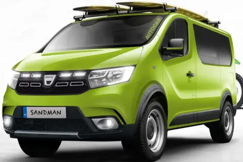 Dacia Sandman verde brillante, lista para la aventura con tablas de surf en el techo y rueda de repuesto.
