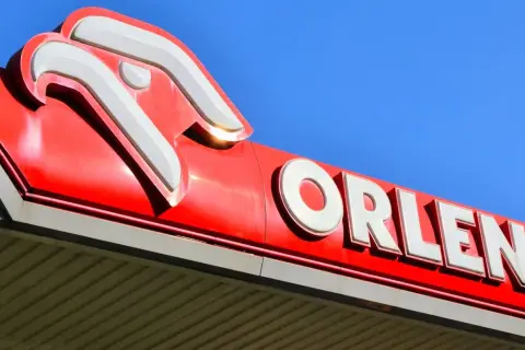 Logo Orlen na tle błękitnego nieba. Akcje PKN Orlen są symbolem polskiej gospodarki.