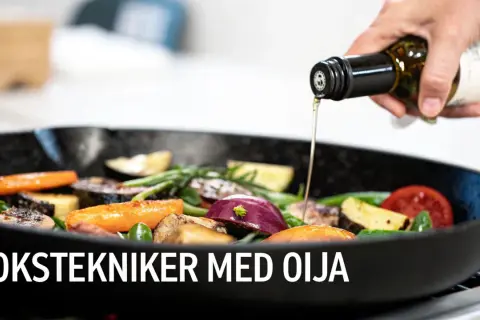 En hand häller rapsolja över grönsaker i en stekpanna. Smör och rapsolja istället för smör är en bra idé för hälsan.