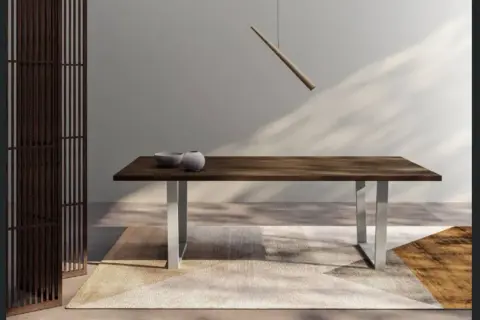 Tavolo in legno scuro con gambe metalliche, due ciotole e un divisorio in legno. L'altezza tavolo è perfetta per cene eleganti.