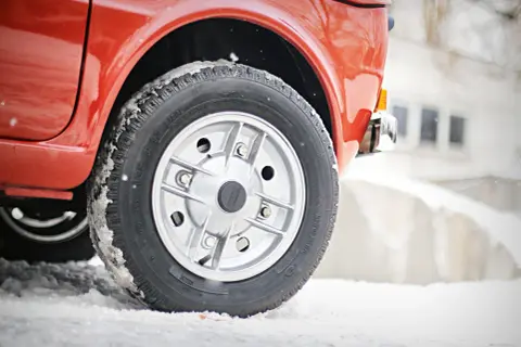 Elegancki Fiat 126p na zimowych oponach, gotowy na śnieżne wyzwania.