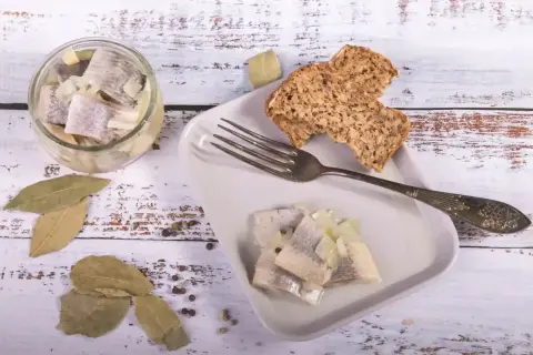 Śledzie z cebulką i chlebem. Czy w Wielki Piątek można jeść mięso? Ryba jest dozwolona!