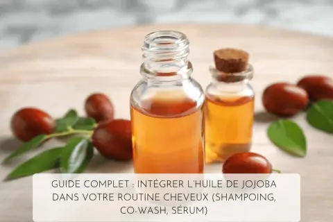 Bouteilles d'huile de jojoba pour les cheveux, entourées de fruits et feuilles de jojoba. Un guide pour intégrer l'huile de jojoba dans votre routine capillaire.