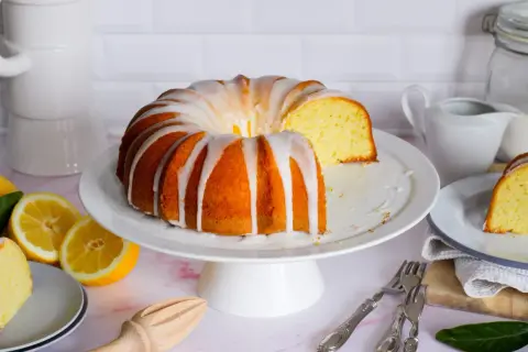 Delizioso bundt cake ricetta al limone, glassato e pronto da gustare. Perfetto per ogni occasione.