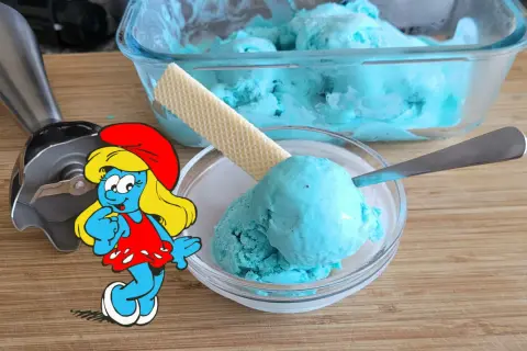Schlumpfeis Rezept: Blaue Eiscreme mit Waffel und einem Schlumpf. Perfekt für heiße Tage!
