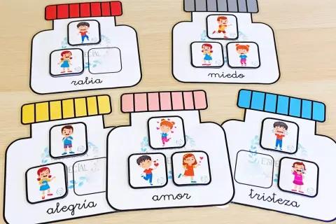 Tarro de las emociones para niños: rabia, miedo, alegría, amor y tristeza representados con dibujos.
