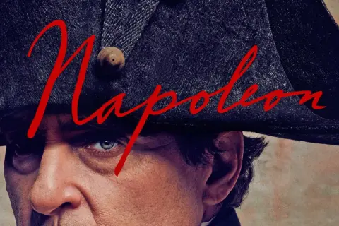 Napoleon Film Stream: Nahaufnahme eines Mannes mit Napoleons Hut und dem roten Schriftzug "Napoleon".