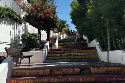 Kolorowe schody z tytułami książek Agathy Christie, w tym "The Man from the Style", to jedna z atrakcji Puerto de la Cruz.