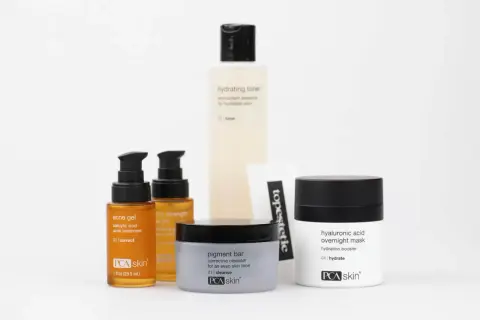 Zestaw kosmetyków PCA Skin, w tym żel na trądzik z kwasem salicylowym i cynkiem PCA, tonik nawilżający i maska na noc.