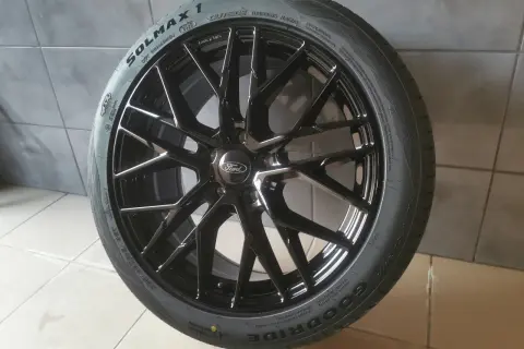 Czarna felga Ford Vignale z oponą Goodride na szarym tle.