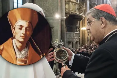Kardynał prezentuje relikwiarz z krwią św. Januariacelebrując uroczystość. W tle obraz świętego.