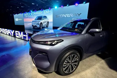 Nowy Geely Starray EM-i, hybryda plug-in, prezentowany na scenie w Polsce.