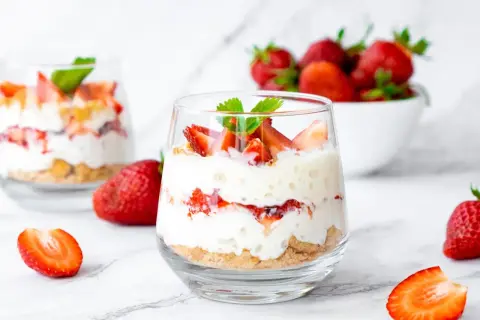 Délicieux tiramisu fraise en verrine, garni de fruits frais et de menthe. Un délice léger et fruité.