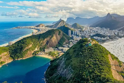 Vy över Rio de Janeiro med Copacabana, berg och havet. En ikonisk vy som fångar stadens skönhet.