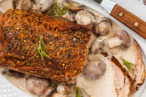 Saftiges Bratenstück mit Pilzrahmsoße und Rosmarin – das ist **omas sonntagsessen**. Ein Genuss für Augen und Gaumen.