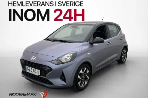 En grå Hyundai i10 med texten "Hemleverans i Sverige inom 24h". Inga problem med denna bil, bara snabb leverans!