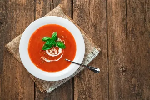 Jak zagęścić zupę pomidorową? Triki na idealny krem bez wpadek!