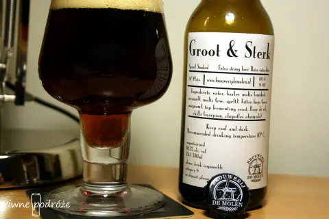 Groot & Sterk, piwo z browaru De Molen, to nie jest zwykłe piwo, to prawdziwy rarytas. Ciemny trunek w kieliszku, obok butelka z etykietą.