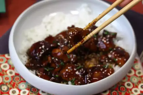En skål med ris och kyckling i glansig teriyakisås, strödd med sesamfrön. Ett perfekt teriyakisås recept för en snabb middag.