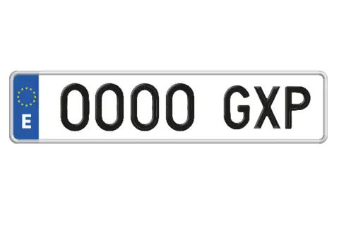 Matrícula española con el código de país "E", números "0000" y letras "GXP". El año de matricula G indica que es un vehículo moderno.