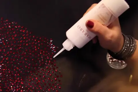 Jak przykleić kryształki do bluzy, aby trwały i pięknie wyglądały