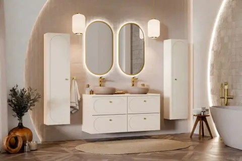 Mała łazienka w stylu retro z dwoma owalnymi lustrami, wiszącą szafką z umywalkami i dwoma wysokimi słupkami.