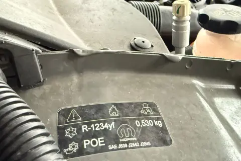 Naklejka pod maską informuje o czynniku chłodniczym R-1234yf i ilości oleju POE 0,530 kg.