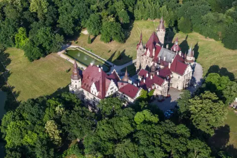 Zamek w Mosznej – fascynująca historia i niezwykła architektura