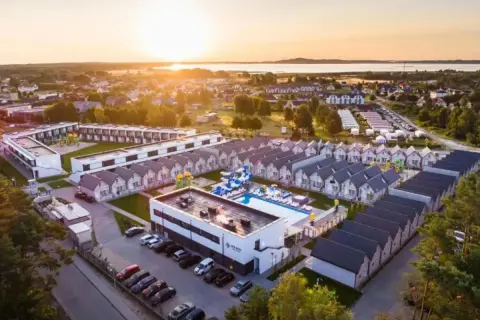 Nowe domki i basen w holiday park & resort Rowy. Opinie gości potwierdzają urokliwy widok o zachodzie słońca.