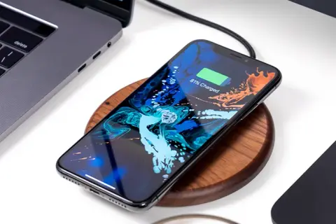 Jak włączyć ładowanie bezprzewodowe iPhone? Nie musisz! Poradnik