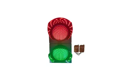 Un feu de stop avec une lumière rouge allumée et une lumière verte allumée, prêt à diriger la circulation.
