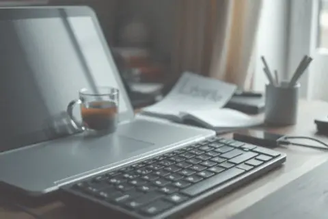 Włączanie laptopa: Przewodnik dla każdego. Start bez stresu!