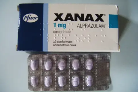 Opakowanie Xanax 1 mg z tabletkami. Xanax co to? To lek zawierający alprazolam, stosowany w leczeniu lęku.