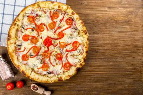 Apetyczna pizza z pomidorkami i papryką. Zastanawiasz się nad Pizza Hut kalorie? Ta wygląda pysznie!