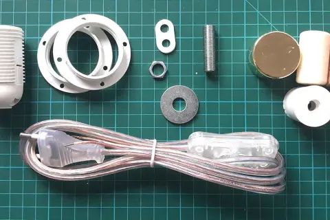 Jak zrobić lampę z butelki? DIY krok po kroku i inspiracje!