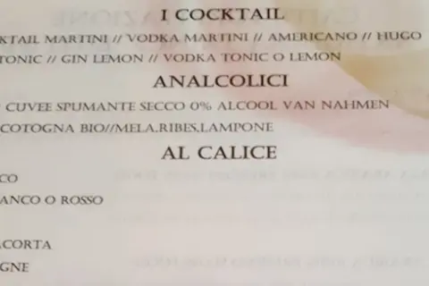 Carta dei vini con cocktail, analcolici e vini al calice. Prosecco, Spritz, Franciacorta e Champagne tra le opzioni.