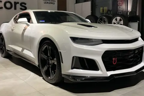 Białe Camaro SS z czarnymi felgami i agresywnym przednim zderzakiem, gotowe do jazdy.