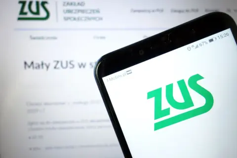 Na ekranie telefonu widnieje zielone logo ZUS. Obok, na monitorze, tekst "Mały ZUS w s".