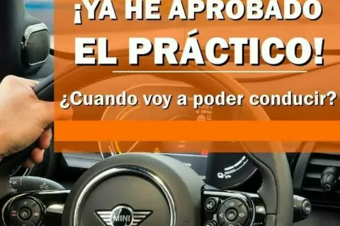 Mano en volante de Mini Cooper. Texto: "¡Ya he aprobado el práctico! ¿Cuando voy a poder conducir?".