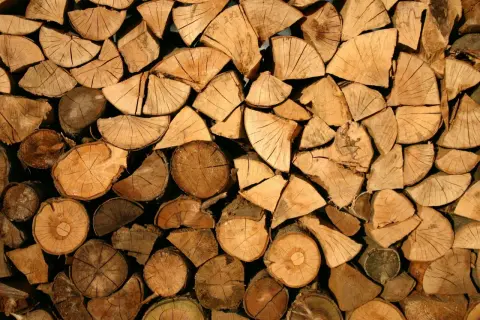 Ein Stapel gespaltenes Holz, das zeigt, dass Fichte gutes Brennholz ist. Die Holzscheite sind sauber aufgeschichtet und bereit für den Winter.