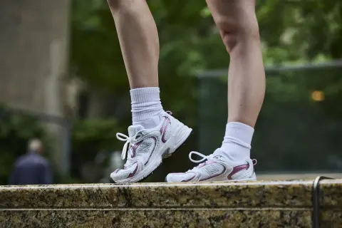 Le New Balance 9060 calzano perfettamente, offrendo comfort e stile per ogni passo.