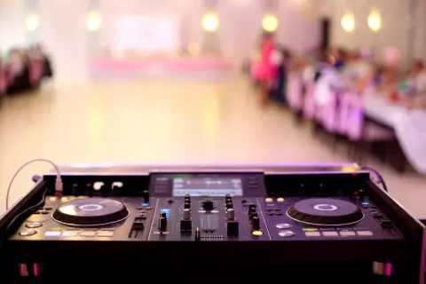 DJ na wesele: Cennik 2024 i jak nie przepłacić?