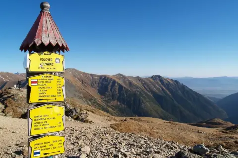 Grześ Rakoń na Volovcu, szczycie o wysokości 2063 m n.p.m. w Tatrach. Znaki wskazują szlaki na Jamnickie Sedlo, Ostry Roháč i inne.