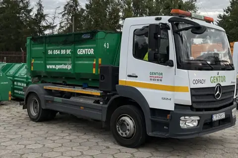 Ciężarówka z kontenerem na odpady firmy GENTOR. Idealne rozwiązanie, jak odgruzować mieszkanie i pozbyć się niepotrzebnych rzeczy.