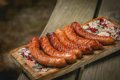 Jak pokroić kiełbasę na grilla, aby uniknąć pękania i poprawić smak