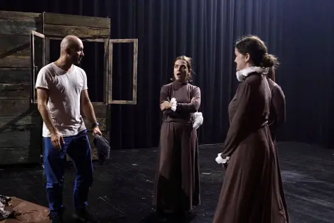 Co robi reżyser w teatrze? Odkryj tajniki jego pracy i obowiązków