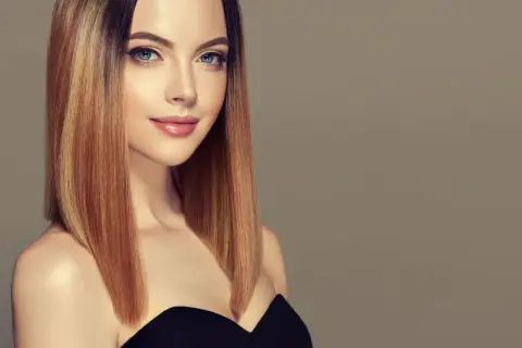 Kobieta z pięknymi, prostymi fryzurami do ramion w odcieniach blondu i brązu.