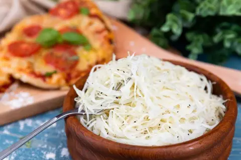 En skål med pizzasallad, perfekt till din pizza. Här är ett enkelt pizzasallad recept!