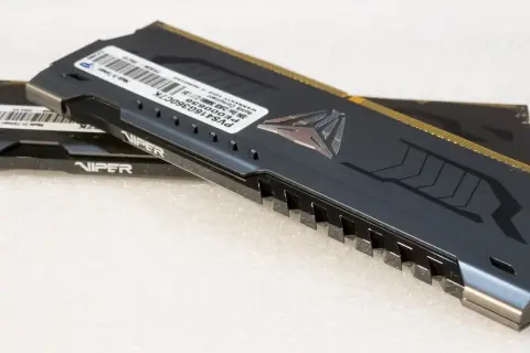 Dwa moduły pamięci RAM Viper, jeden na drugim. Górny ma czarny radiator z logo węża i złotymi stykami.